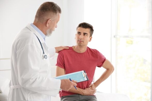 اجتذب أخصائي مع أعراض التهاب البروستاتا